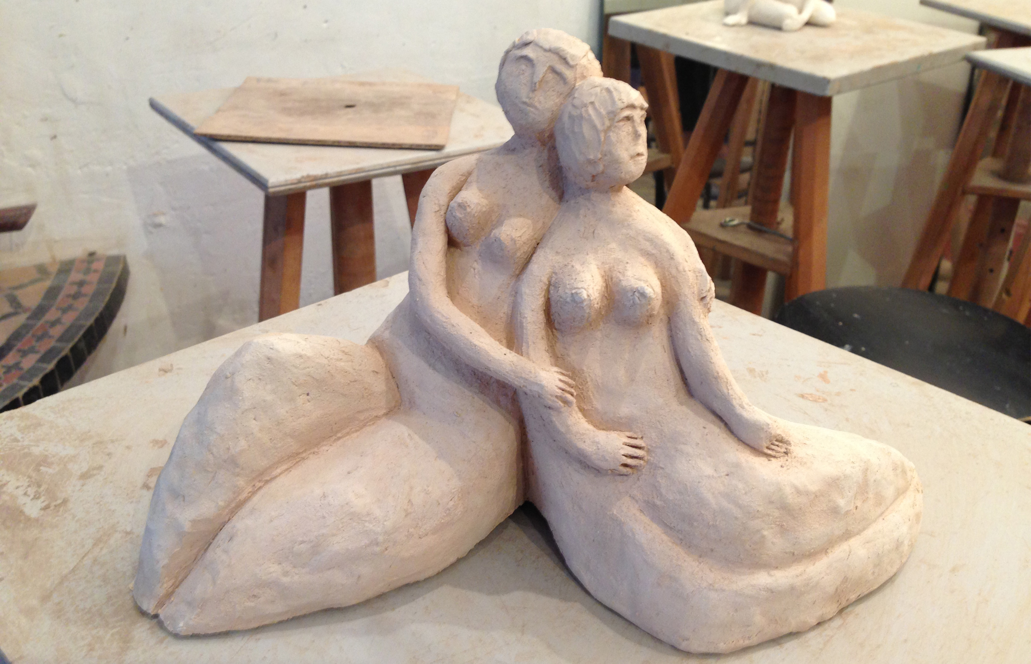 Sculpture représentant deux amies qui s'épaulent l'une l'autre