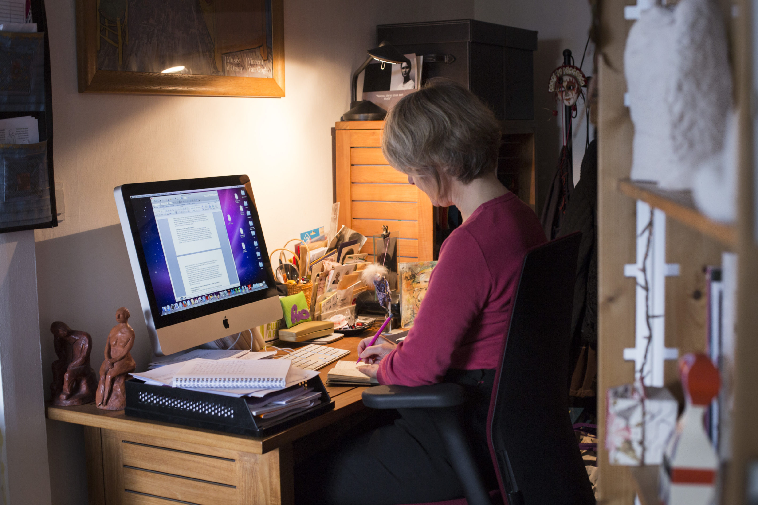 Anne Dhoquois travaillent à son bureau